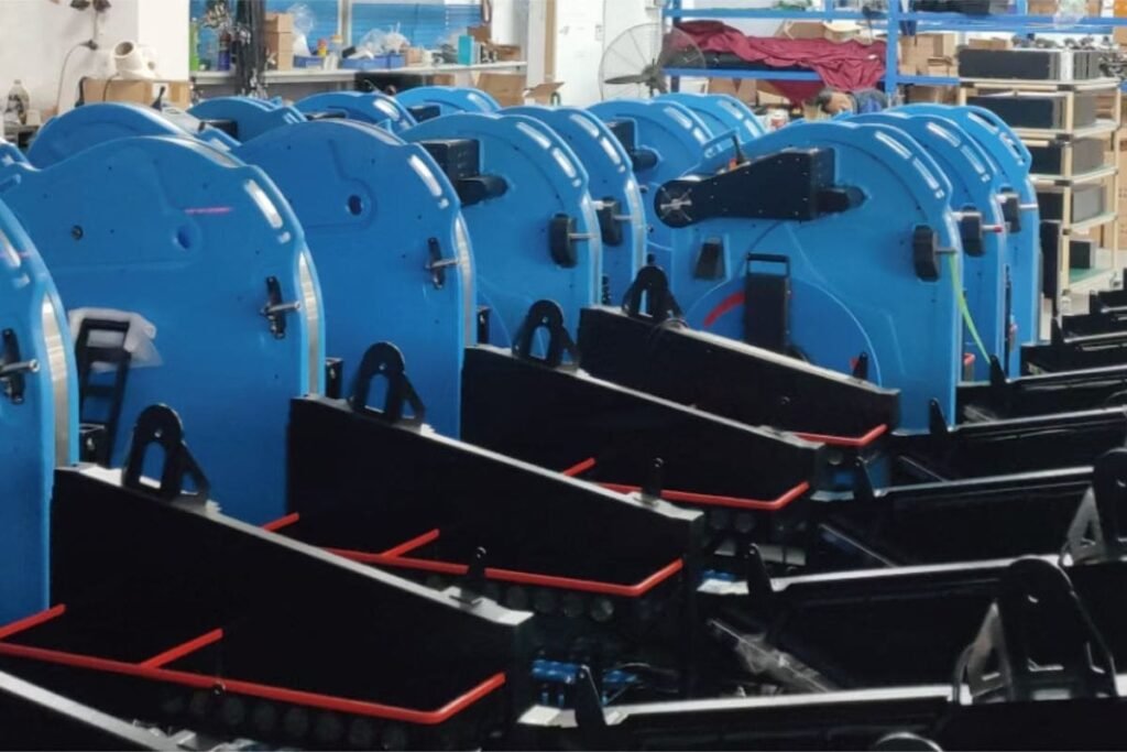 Produção em lote de máquinas de cintar paletes em uma fábrica