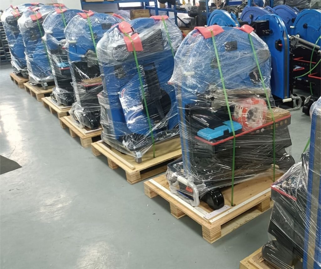 Máquinas de cintar paletes embaladas em paletes para envio.