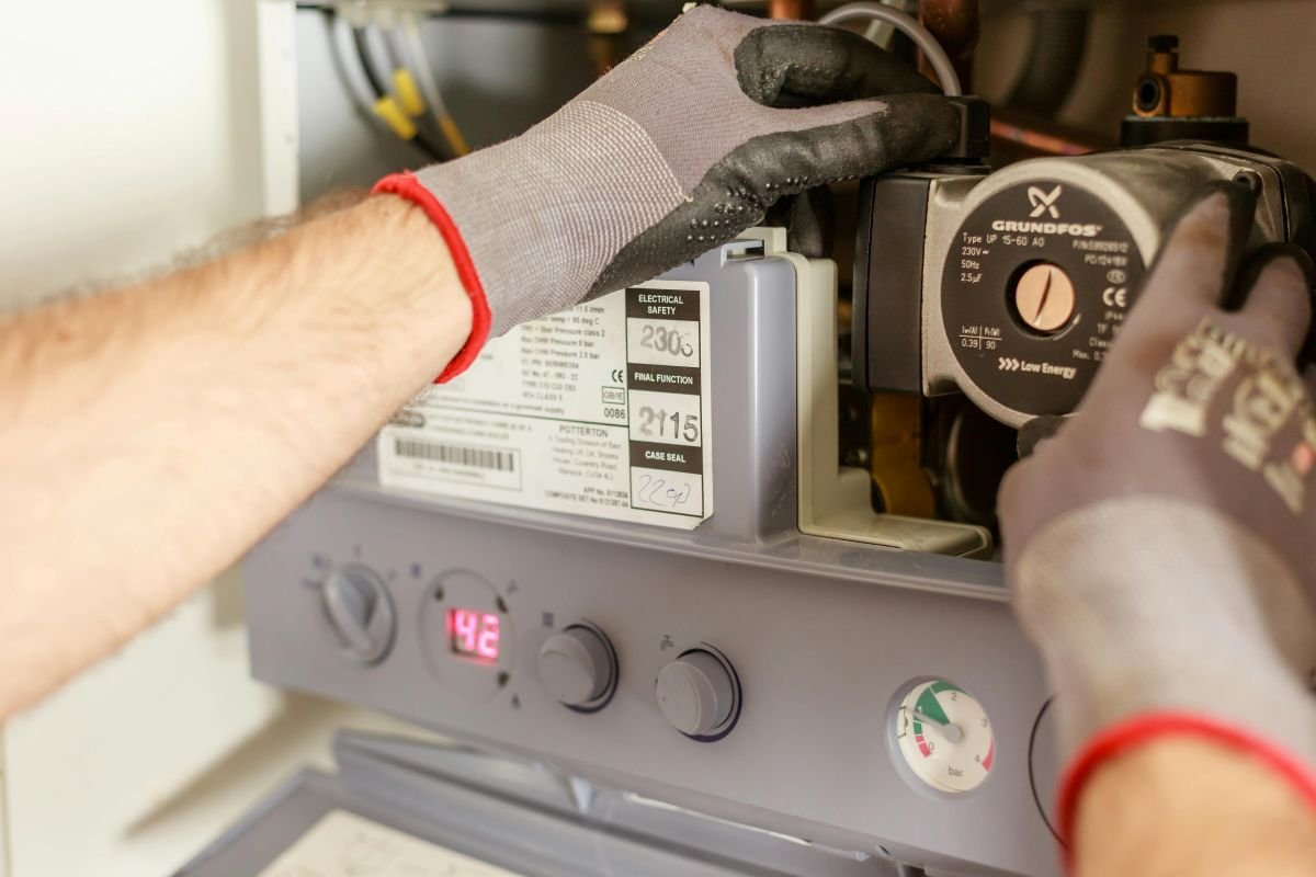 Técnico revisando los controles internos y realizando el mantenimiento de una máquina flejadora.