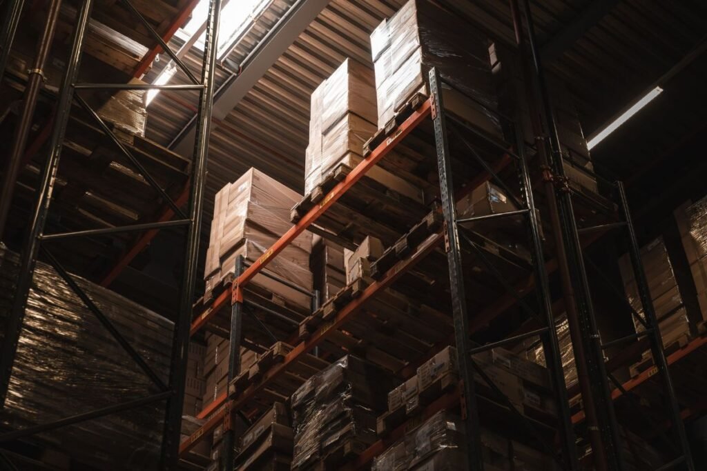 堆放在高仓库货架上的纸箱托盘