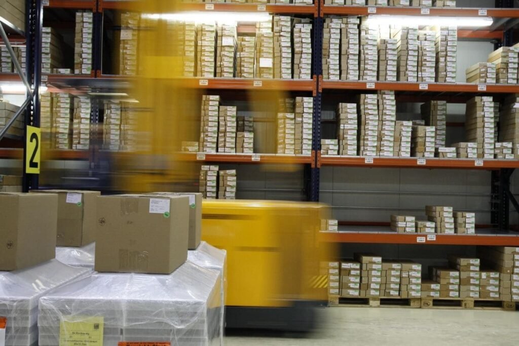 Gabelstapler fährt durch Lagerregale mit Kartons für Schaumstoffverpackungsarbeiten.
