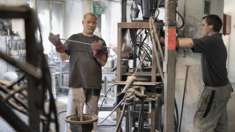 Équipe de maintenance assurant l'entretien d'équipements industriels dans un atelier