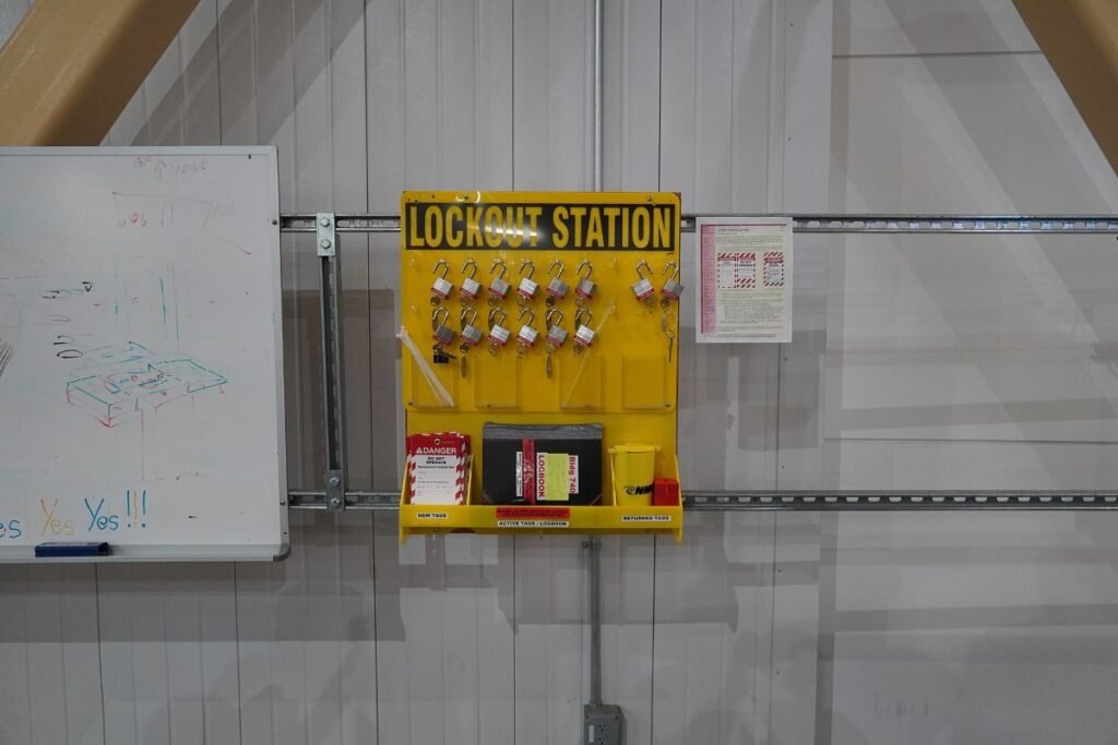 Estação industrial de bloqueio e etiquetagem com cadeados e etiquetas de segurança