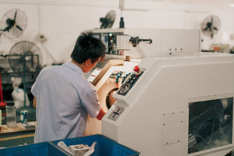 Opérateur effectuant un contrôle supervisé sur une machine industrielle