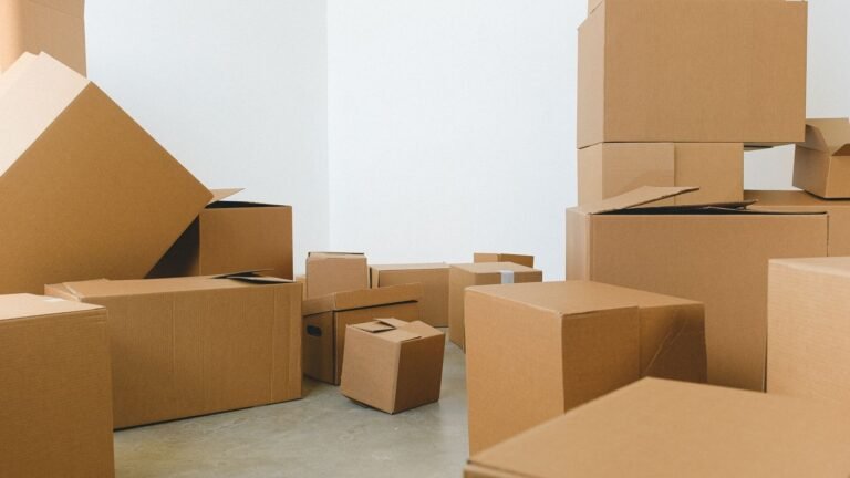 Assortiment de cartons d'expédition de différentes tailles pour un emballage adapté.