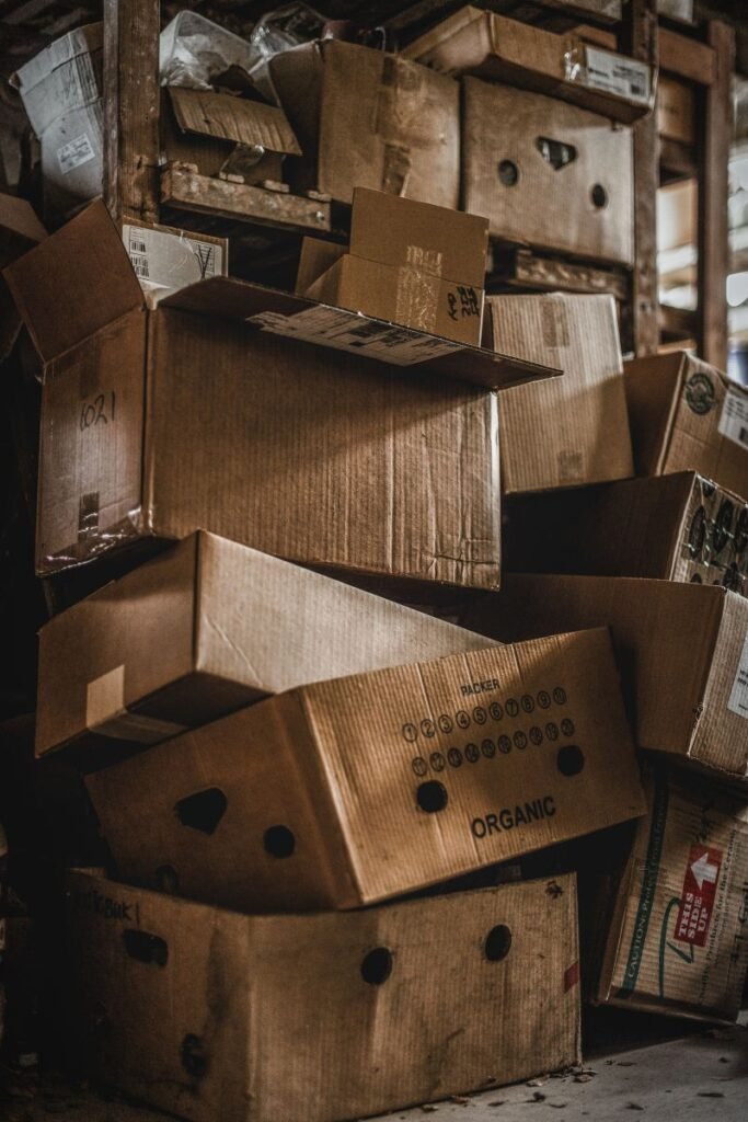 混用过的纸箱，等待分类以便重新利用或包装改造。