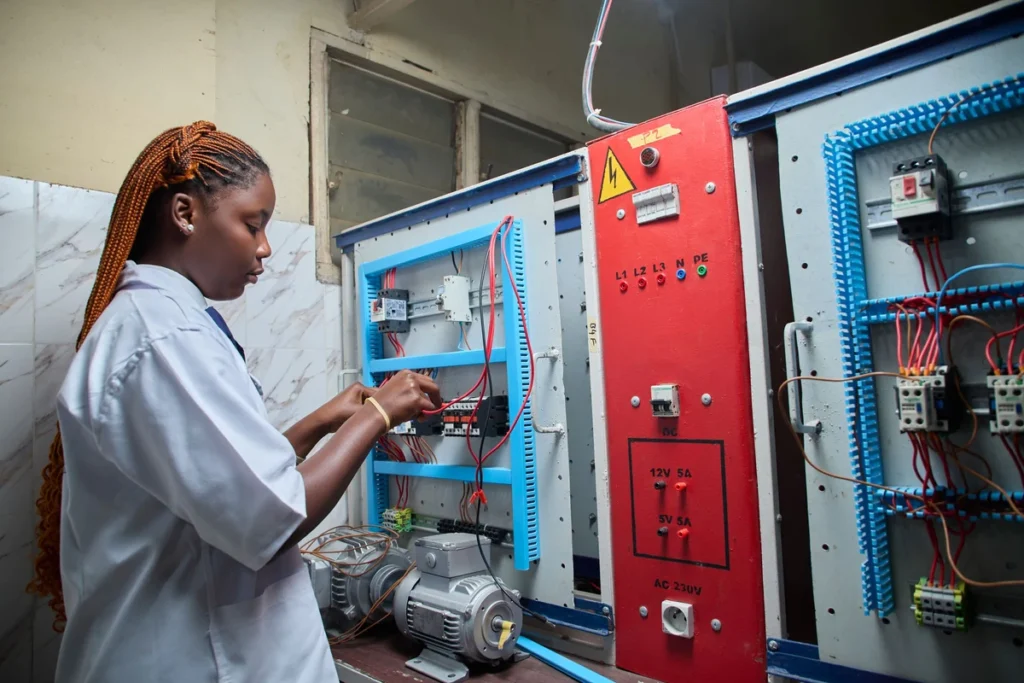 Technicien agréé effectuant des travaux électriques pour l'installation et la maintenance des machines d'emballage sous film rétractable