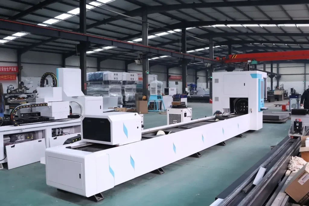 Automatisierte Fabrikanlagen, die Produktionsumgebungen für Schrumpfverpackungsmaschinen mit hoher Kapazität repräsentieren