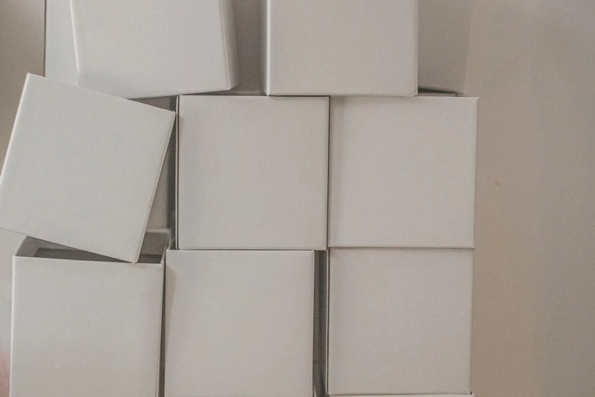 Stacked cartons evaluated for shrink wrap packaging and load stability