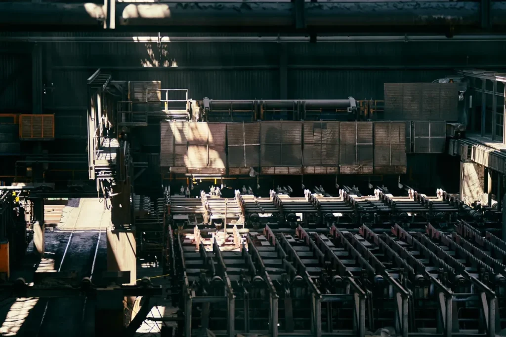 Ligne de convoyage à haute capacité adaptée aux opérations automatisées de conditionnement sous film rétractable