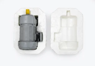 Bolsa de espuma feita sob medida para proteger um motor industrial.