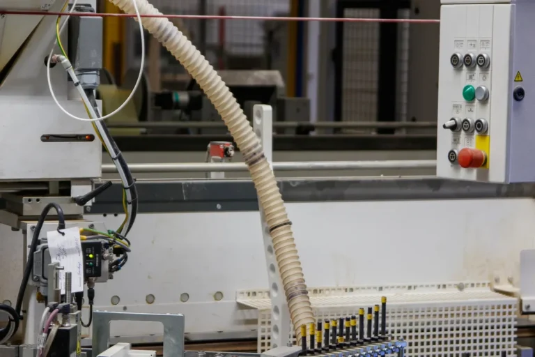 Système de convoyage industriel et de contrôle pour l'intégration à une ligne de production de film rétractable