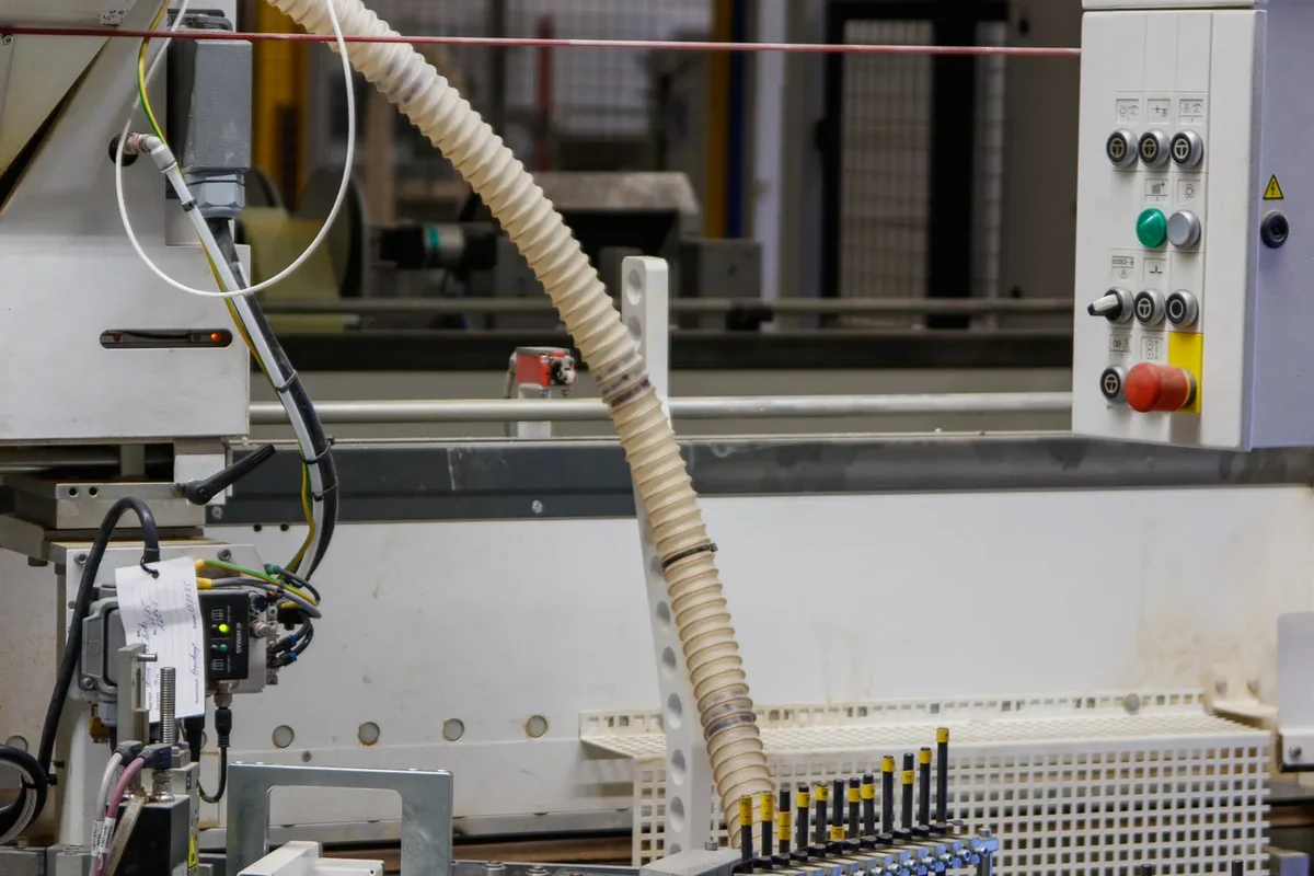 Système de convoyage industriel et de contrôle pour l'intégration à une ligne de production de film rétractable