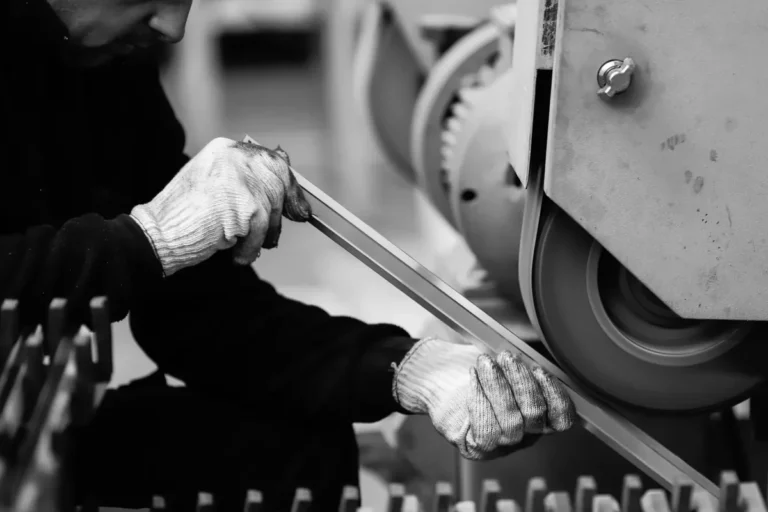 Technicien inspectant les composants de la machine lors de la maintenance de la machine d'emballage sous film rétractable