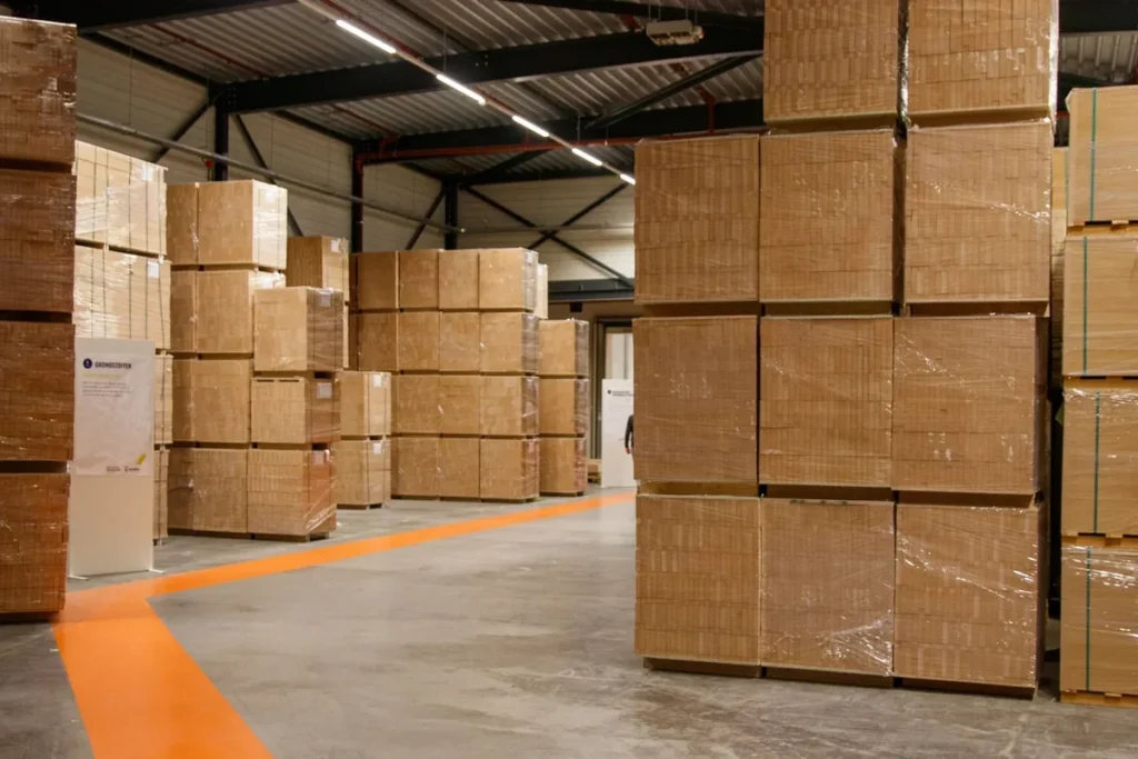 Folienverpackte Kartons werden nach dem Schrumpfverpackungsprozess in einem Lagerhaus gelagert.