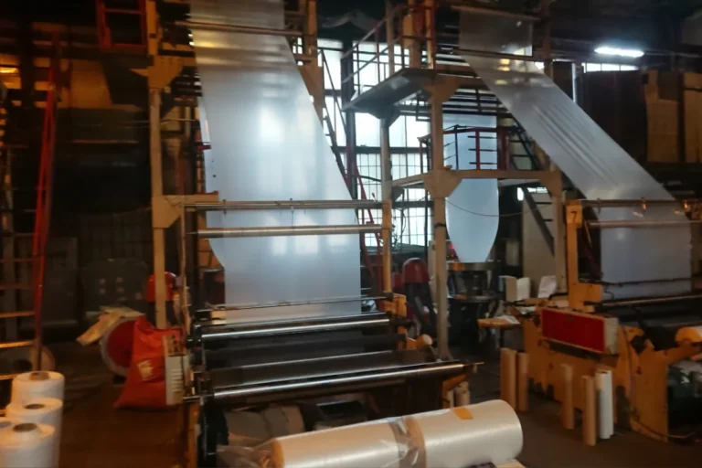 Ligne de production de film rétractable plastique pour la fabrication de films d'emballage destinés aux machines de conditionnement sous film rétractable