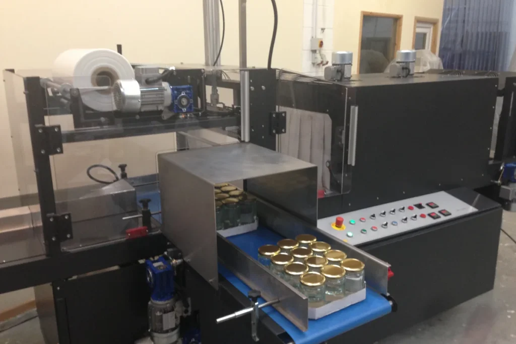Industrielle Schrumpfverpackungsmaschinenlinie verpackt Gläser mit Schrumpffolie