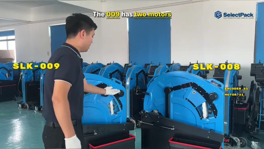 SLK-009 和 SLK-008 并排摆放，带有电机和编码器配置标签
