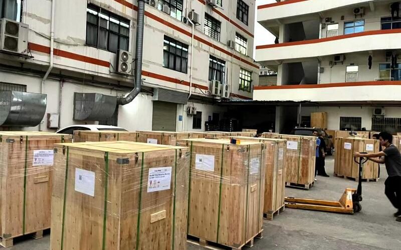 The strapping machine is packed in a wooden crate. The strapping machines are packed in wooden crates.