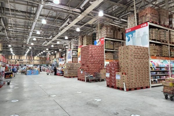 Zone de stockage en vrac avec cartons palettisés empilés pour le cerclage et la distribution